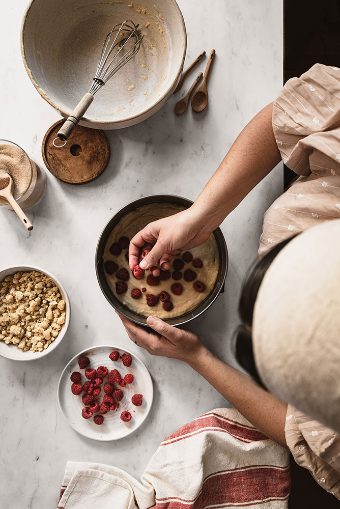 Bella Karragiannidis photo of a baker making a raspberry cake